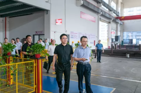 OSM General Manager Liu Jianguo guides Enyang District Secretary Yang Bo on a tour of the manufacturing base, showcasing the company’s smart production capabilities and strengthening government-business collaboration. OSM General Manager Liu Jianguo guides Enyang District Secretary Yang Bo on a tour of the manufacturing base, showcasing the company’s smart production capabilities and strengthening government-business collaboration.